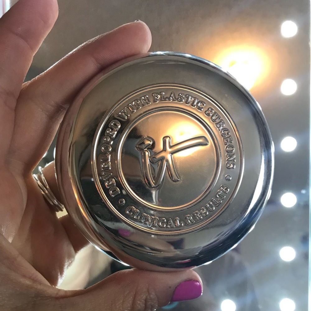 It cosmetics confidence in a compact foundation